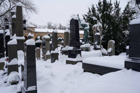 Foto de Praga, República Checa - 3 de diciembre de 2023 - Invierno en Praga. El Slavin - el cementerio de Vysehrad en una tarde nevada - Imagen libre de derechos