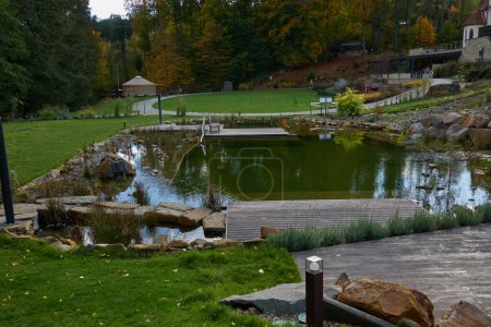 Téléchargez les photos : Luhacovice, République tchèque - 28 octobre 2023 - Le jardin de la Maison Augustinienne par un après-midi d'automne ensoleillé - en image libre de droit