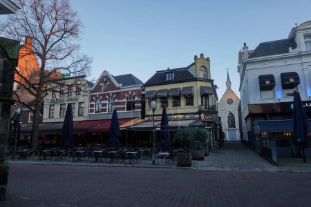 Foto de Enschede, Países Bajos - 28 de enero de 2024 - Oude Markt - la antigua plaza del Mercado en una mañana de invierno - Imagen libre de derechos