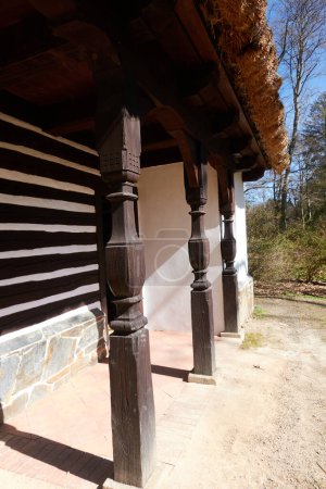 Pruhonice, Tschechien - 29. März 2024 - die tschechische Hütte im Pruhonice Park in der Nähe von Prag zum Frühlingsanfang                               