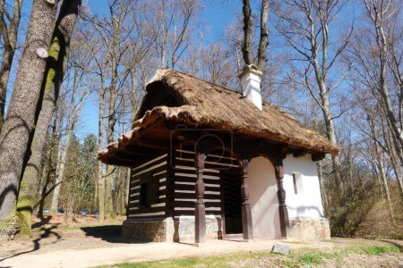 Foto de Pruhonice, República Checa - 29 de marzo de 2024 - la casa de campo checa en el parque Pruhonice cerca de Praga a principios de la primavera - Imagen libre de derechos