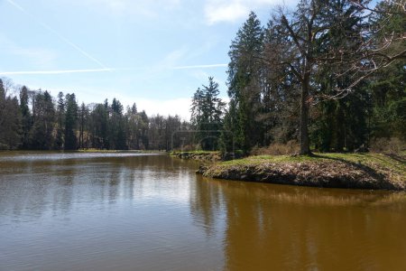Pruhonice, República Checa - 29 de marzo de 2024 - el Estanque Labeska en el Parque Pruhonice cerca de Praga a principios de la primavera                                 