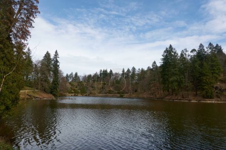 Pruhonice, République tchèque - 29 mars 2024 - l "étang Borin dans le parc Pruhonice près de Prague au début du printemps                                 