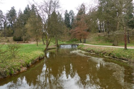 Foto de Pruhonice, República Checa - 29 de marzo de 2024 - The Chateau Park at Pruhonice Chateau near Prague at the beginning of spring - Imagen libre de derechos