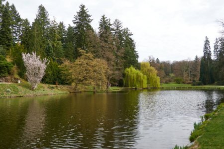 Pruhonice, Tschechien - 29. März 2024 - Der Schlosspark auf Schloss Pruhonice bei Prag zum Frühlingsanfang                               