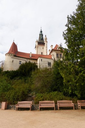 Pruhonice, Tschechien - 29. März 2024 - Die Burg Pruhonice bei Prag zum Frühlingsanfang                               