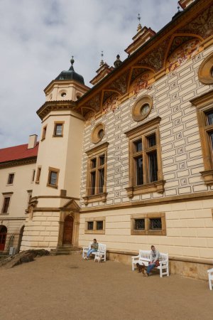 Téléchargez les photos : Pruhonice, République tchèque - 29 mars 2024 - Le château de Pruhonice près de Prague au début du printemps - en image libre de droit