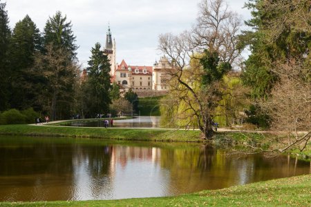 Pruhonice, Tschechien - 29. März 2024 - Die Burg Pruhonice bei Prag zum Frühlingsanfang                               