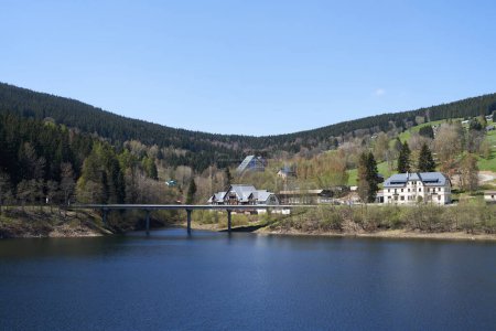 Spindleruv Mlyn, République tchèque - 27 avril 2024 - Le réservoir Labska ou barrage Labska près de Spindleruv Mlyn au début du printemps                               