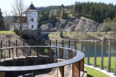  Spindlermühle, Tschechische Republik - 27. April 2024 - Der Labska-Stausee oder Labska-Stausee bei Spindlermühle zum Frühlingsanfang                              