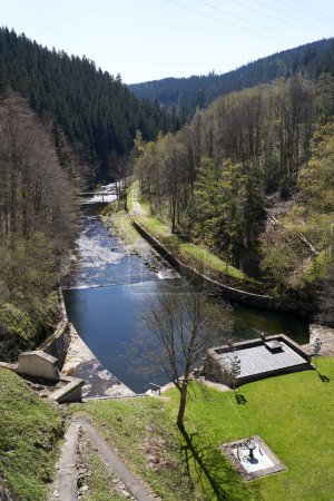 Spindleruv Mlyn, République tchèque - 27 avril 2024 - Le réservoir Labska ou barrage Labska près de Spindleruv Mlyn au début du printemps                               