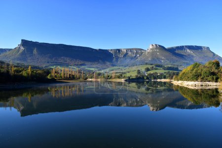 Foto de Depósito de agua de Marono y montañas de Sierra Salvada. Álava. País Vasco. España - Imagen libre de derechos