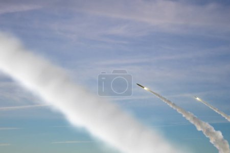 Militärische Raketen fliegen in den Himmel, Rauch und Feuer aus der Rakete. Konzept: Raketenangriff, Luftalarm, Krieg zwischen Russland und der Ukraine, Raketenangriff, Beschuss.