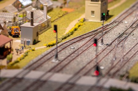 Foto de Una estación de tren de juguete y una plataforma para trenes, semáforos y carriles. - Imagen libre de derechos