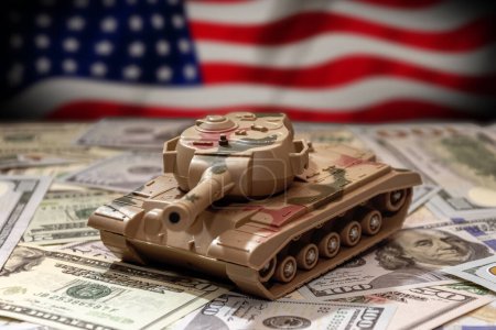 Ein Militärpanzer auf dem Hintergrund der amerikanischen Flagge, amerikanische Dollarscheine. Konzept: Militär- und Finanzhilfe für die Ukraine, hohe Rüstungskosten, Waffenlieferungen aus Amerika.
