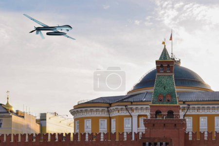 Téléchargez les photos : Drone militaire sans pilote vole dans le ciel de la Russie au-dessus de Moscou sur la Place Rouge, rendu 3d. Concept : drone de combat, attaque aérienne sur le Kremlin, contre-attaque ukrainienne. - en image libre de droit