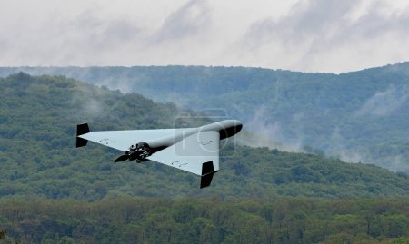 Téléchargez les photos : Drone militaire kamikaze survolant la forêt dans les nuages, Combat drone dans le ciel, guerre en Ukraine. Attaque de drone iranien Shahed, 3D. - en image libre de droit