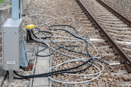 Foto de Los cables eléctricos van desde el ferrocarril hasta la caja de conexiones. - Imagen libre de derechos
