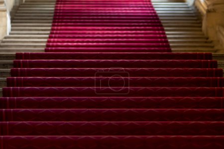 Téléchargez les photos : Tapis rouge dans les escaliers - en image libre de droit