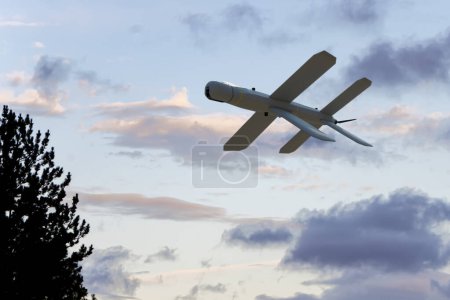 Téléchargez les photos : Vue du bas du drone de combat de l'armée russe "Lancet" dans le ciel contre les nuages, survolant la terre de guerre en Ukraine, attaque de drone, rendu 3d. - en image libre de droit