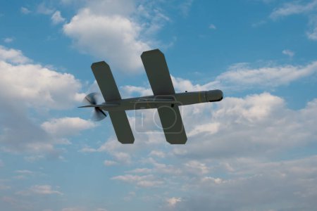Téléchargez les photos : Lancet kamikaze drone sur le fond du ciel sous les nuages, attaques de drones russes. Concept : quadcopter de reconnaissance de frappe militaire, guerre en Ukraine. - en image libre de droit