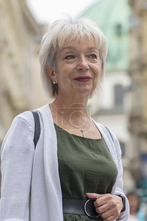 Foto de Emocional retrato callejero de una anciana con un corte de pelo corto y pelo gris. - Imagen libre de derechos