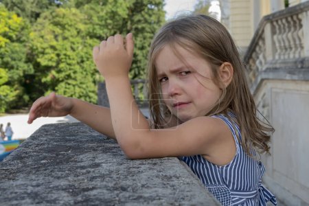 Téléchargez les photos : Une petite fille courageuse se tient sur une corniche, prenant la vue avec un sens de l'aventure. - en image libre de droit