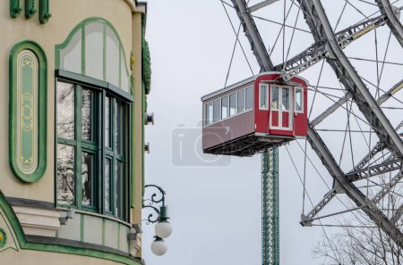 Foto de La cabina roja de la noria vintage, Viena, Prater. - Imagen libre de derechos