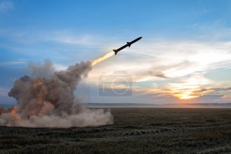 Start einer Rakete von einem Raketenwerfer auf den Feldern. Konzept: Krieg in der Ukraine, Raketenangriff, russische atomare Bedrohung.
