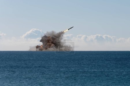 Abschuss einer ballistischen Rakete von einem Kriegsschiff auf See. Konzept: Krieg in der Ukraine, Raketenangriff, russische atomare Bedrohung.
