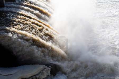 Foto de Descarga de agua de manantial al depósito. Foto de alta calidad - Imagen libre de derechos