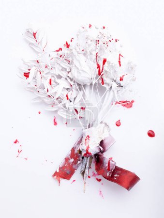 Foto de White-red bouquet of flowers with bloody streaks. Texture of white flowers with red blood drops on a white background. White light template for text. - Imagen libre de derechos