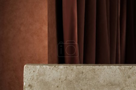 Foto de Losas de piedra en fondo de estuco marrón y cortinas oscuras. Fondo para la presentación del producto. Ilustración 3D - Imagen libre de derechos
