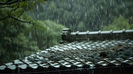 Regen fällt im Regen auf das Dach eines japanischen Hauses