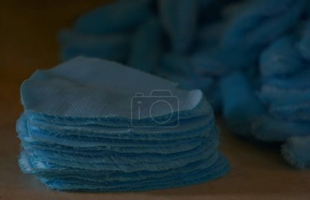                                Blaues Tuch wird geschnitten und getippt