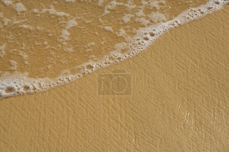 Foto de Olas con espuma en la costa atlántica de Cabo Verde - Imagen libre de derechos