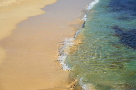 Foto de Olas con espuma en la costa atlántica de Cabo Verde - Imagen libre de derechos
