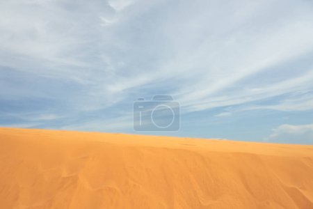 Téléchargez les photos : Dune de sable dans le désert avec des nuages en arrière-plan - en image libre de droit