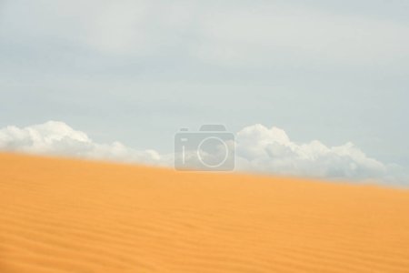 Téléchargez les photos : Dune de sable dans le désert avec des nuages en arrière-plan - en image libre de droit