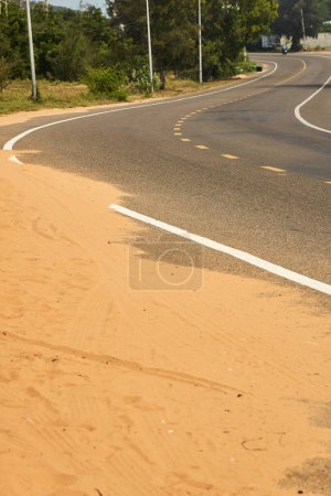 Wüstensand auf einer asphaltierten Straße