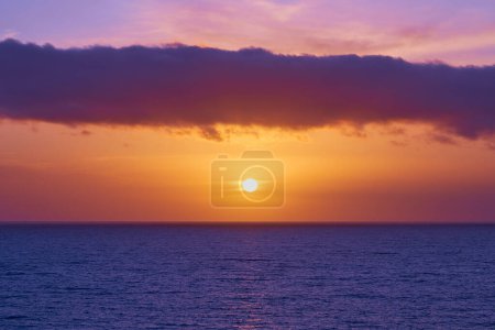 Farbenfroher Sonnenaufgang an der Küste von Gran Canaria.