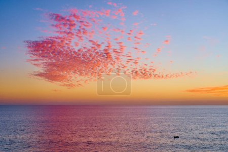 Farbenfroher Sonnenaufgang an der Küste von Gran Canaria.