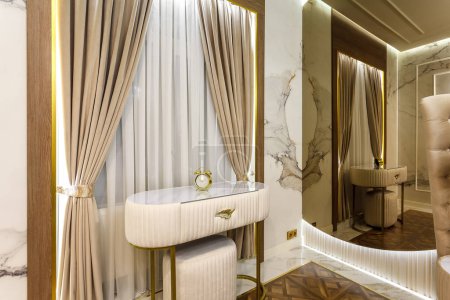 Téléchargez les photos : Chambre d'hôtel de luxe Lit avec coupleur de chariot tête de lit - en image libre de droit
