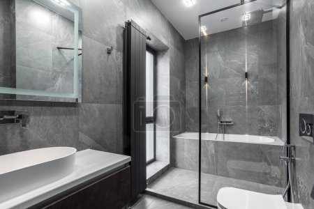 Téléchargez les photos : Salle de bain moderne meublée design intérieur gris foncé avec des carreaux gris granit - en image libre de droit