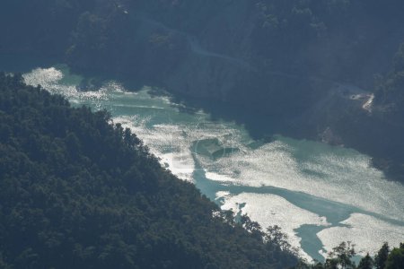 Foto de Una vista aérea del río Teesta esculpe barrancos y gargantas. Vista desde Durpin dara- Kalimpong - Imagen libre de derechos