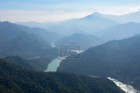 Foto de La mística vista del río Himalaya Teesta, desfiladero y sendero fluvial desde Durpin dara- Kalimpong. - Imagen libre de derechos