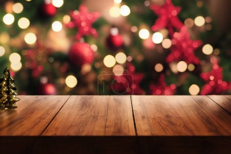 Foto de Mesa de madera vacía. En el fondo de una borrosa ventana de Navidad acogedor con bokeh - Imagen libre de derechos