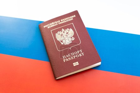 Téléchargez les photos : Passeport russe sur le drapeau de la Russie, citoyenneté par investissement - en image libre de droit