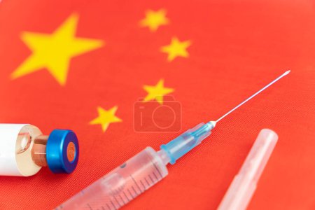 China Impfung, Coronavirus China Flagge, Impfflaschendosis, Nadelspritze, Konzeptimpfung
