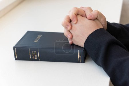 Foto de La Santa Biblia en manos de los hombres. El concepto de fe y religión. fe cristiana. - Imagen libre de derechos